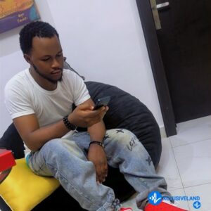 Yung effissy – Hollarchase ft. Oladipupo